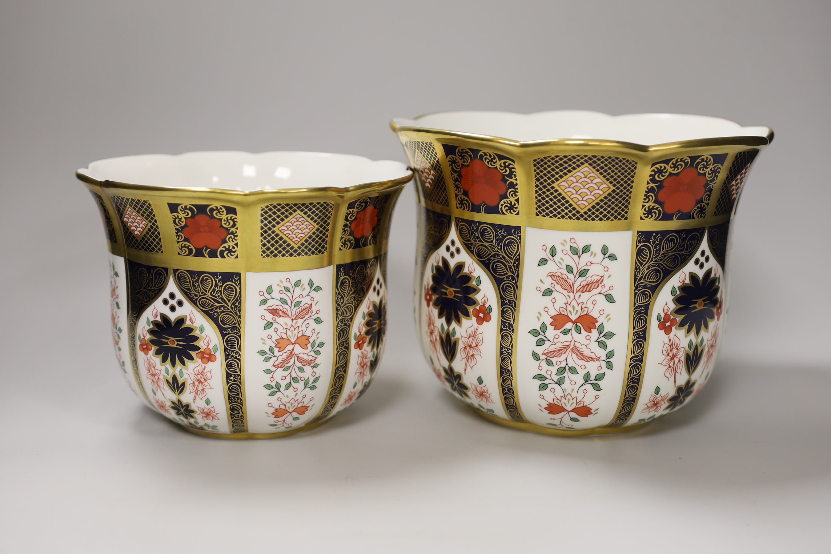 Two graduated Royal Crown Derby Old Imari pattern jardinières, each numbered 1128 to the base, the largest 17cm high x 21cm in diameter